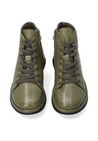 Oliwkowe skórzane botki za kostkę o gładkim wykończeniu, z przodem na sznurowanie i bocznym zapięciem na zamek, uzupełnione czarną podeszwą.