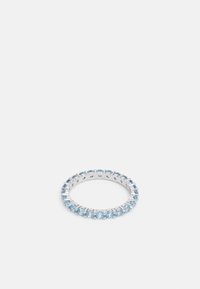 Silberring mit einer Reihe von hellblauen Edelsteinen, in runder Form mit einem glatten Band gesetzt, was ein klassisches Design hervorhebt.