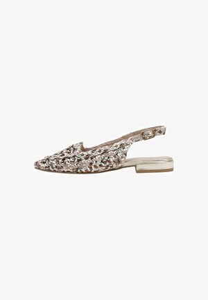 Zapato tipo slingback en rosa dorado metálico con diseño tejido intrincado, tacón bajo y detalle de tira ajustable.