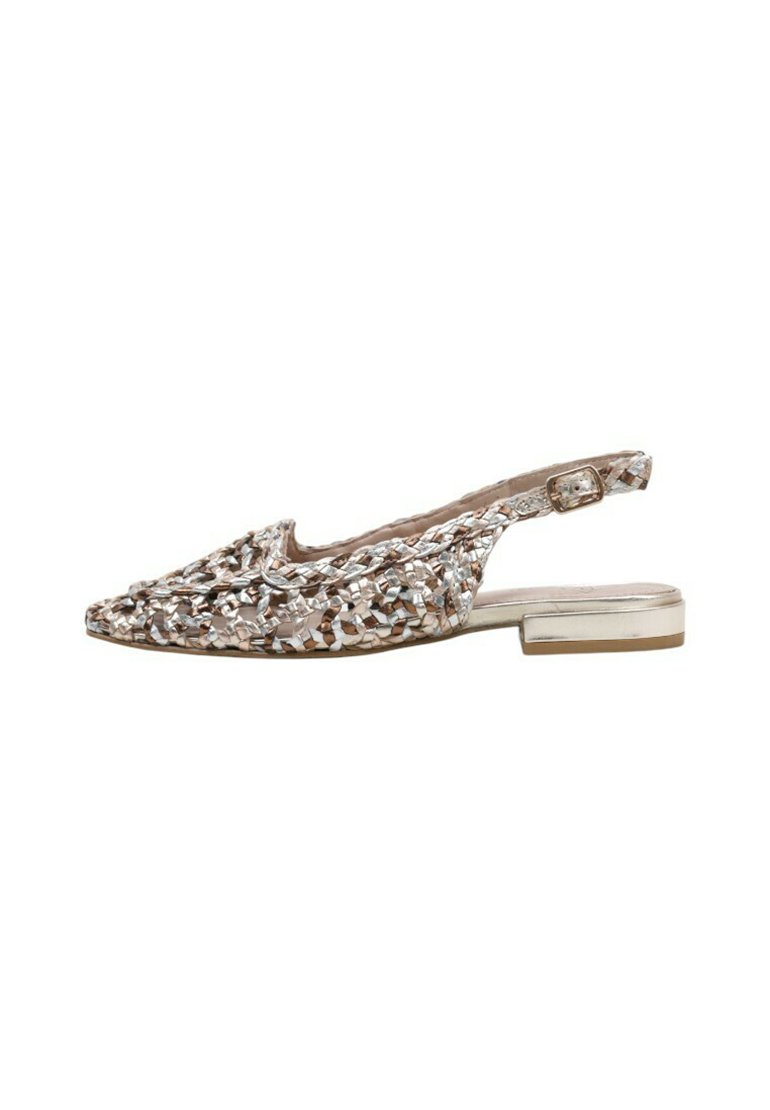 Zapato tipo slingback en rosa dorado metálico con diseño tejido intrincado, tacón bajo y detalle de tira ajustable.