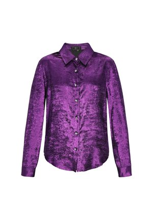 Fioletowa koszula na guziki wykonana z teksturowanej, błyszczącej tkaniny. Posiada długie rękawy, kołnierzyk oraz guziki z przodu z srebrnymi akcentami.