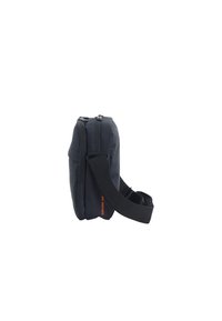Borsa a tracolla nera realizzata in tessuto resistente, con chiusura a zip, tracolla regolabile e accento arancione con logo sul lato. Design compatto.