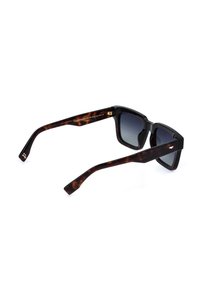 Lunettes de soleil carrées noires et écaille avec des verres à dégradé foncé, vues de dos sur fond blanc.