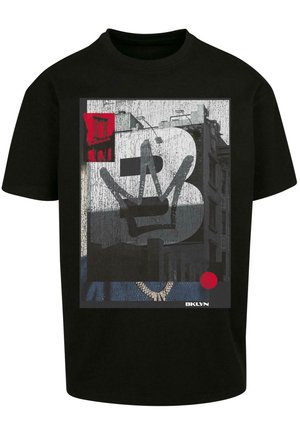 Sort bomulds t-shirt med grafisk design i røde nuancer, der viser et stiliseret tal "2" og en krone på en struktureret baggrund.