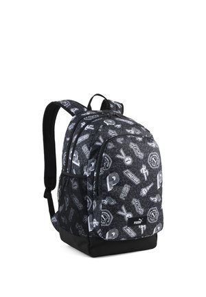 Sac à dos Puma noir avec logos et icônes sportives blanches, bretelles rembourrées, poche avant zippée et poche latérale en mesh.