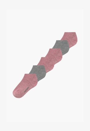 Vijf paar enkelsokken in een mix van lichtroze en grijze kleuren, gemaakt van een zachte, gestructureerde stof met versterkte hakken.