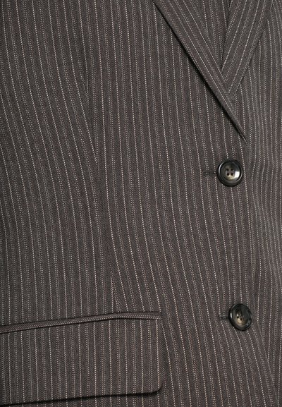 Temno siva blazer s črtami, ki vključuje krojeno zasnovo, gladko teksturo, dva gumba in sprednji žep z discreetnimi šivi.
