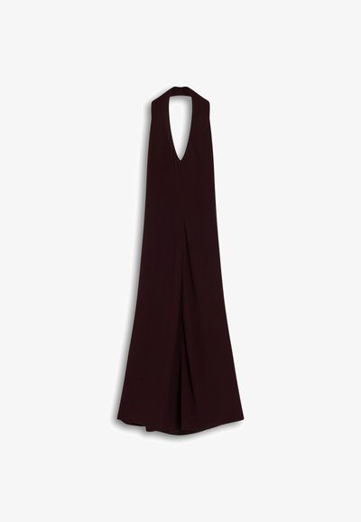 Rochie lungă, de un vișiniu închis, fără mâneci, cu un decolteu adânc în V și spate deschis. Materialul este neted, creând o silueta fluidă.