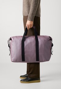 Rains HILO BAG UNISEX - Cestovná taška - muse
