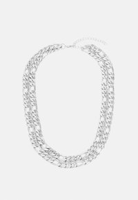 Collier chaîne argentée à trois couches avec des maillons de tailles variées et un fermoir réglable sur fond blanc.