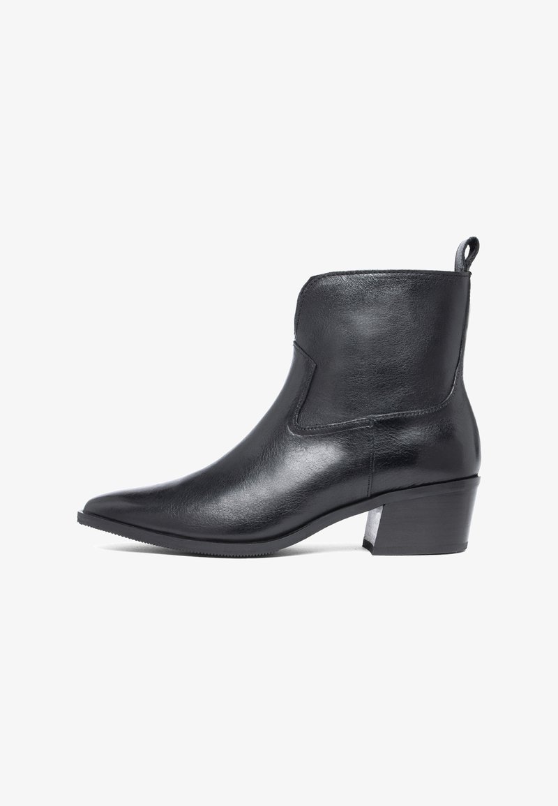 Bottine en cuir noir avec un petit talon bloc, un bout pointu et une languette à l'arrière pour un enfilage facile.
