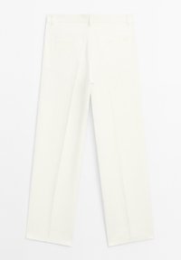 Witte rechte broek met achterste paspelzakken en riemlussen, plat getoond tegen een witte achtergrond.