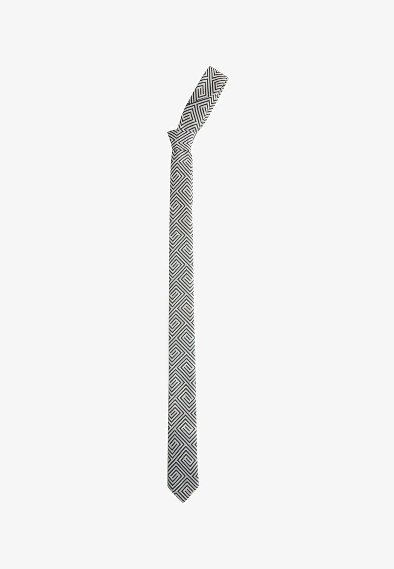 Cravate à motif géométrique noir et blanc avec un nœud classique sur un fond blanc.
