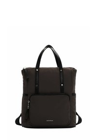 Sac en nylon noir avec une finition texturée, anses supérieures doubles, poche zippée avant et bretelles réglables. Éléments en métal argenté.