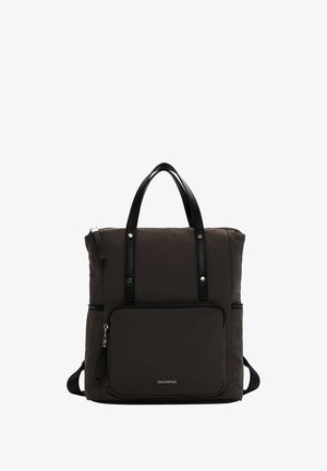 Bolso tote de nylon negro con un acabado texturizado, asas dobles en la parte superior, bolsillo con cremallera en la parte delantera y correas de hombro ajustables. Presenta acentos de hardware en color plata.
