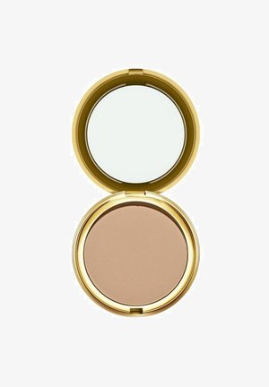 Pieni kultainen meikkilaukku auki, sisällä vaaleanbeige puristettu puuteri ja kannessa pyöreä peili valkoisella taustalla.