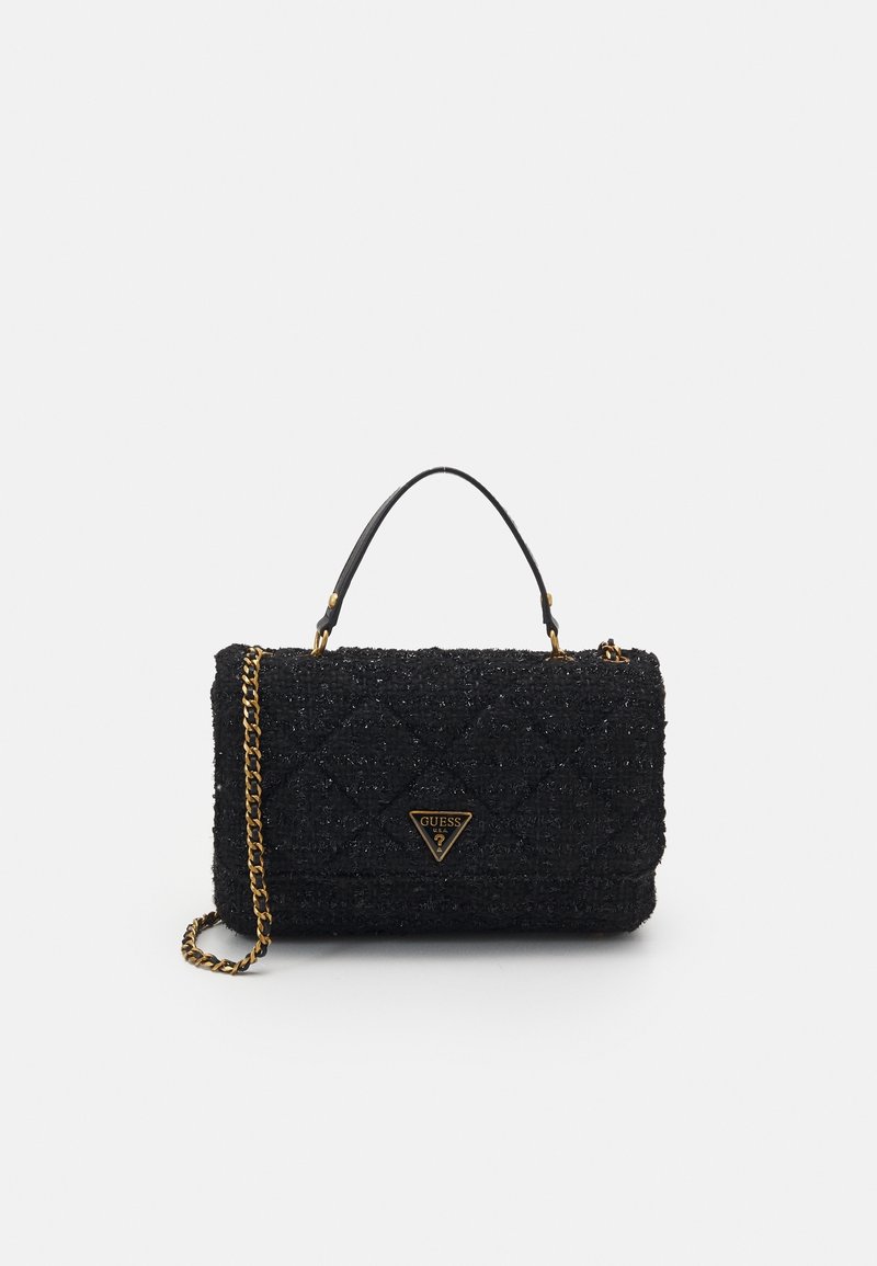 Sac à main matelassé noir en tissu texturé, doté d'une bandoulière chaîne dorée, d'une plaque avec logo et d'une forme rectangulaire structurée.