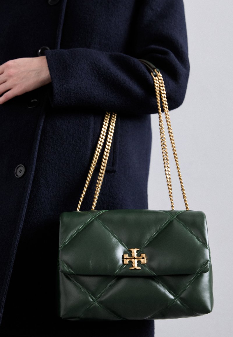 Tory Burch KIRA DIAMOND CONVERTIBLE SHOULDER BAG - Torba čez telo - fir tree