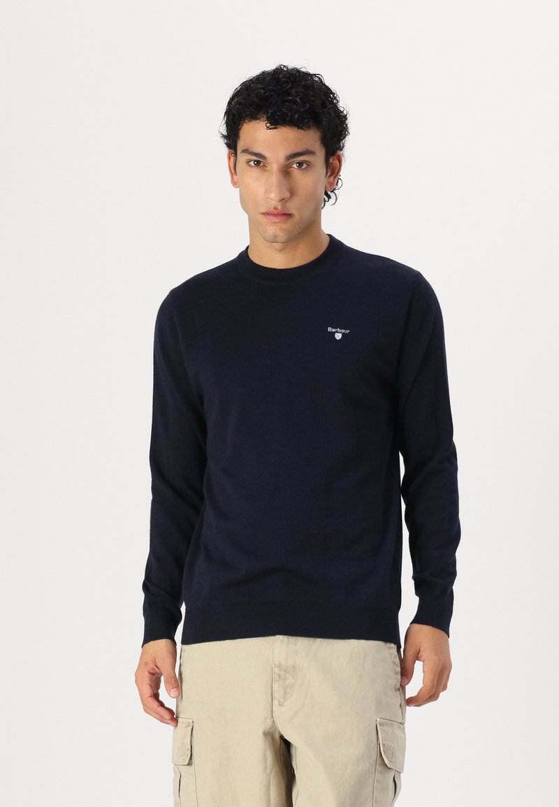 Μπλέ ναυτικού μακρυμάνικη μπλούζα από πλεκτό ύφασμα, με στρογγυλή λαιμόκοψη και μικρό λογότυπο στο στήθος. Απαλή υφή, εφαρμοστή σχεδίαση.