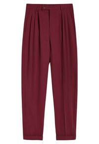 Pantaloni plissettati bordeaux con chiusura a bottone, gambe affusolate, tasche laterali e una texture di tessuto liscia.