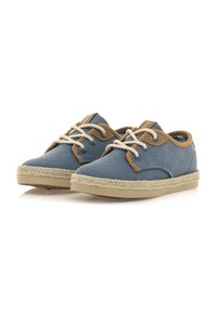 Zapatillas de lona azules con detalles de cuero marrón, puntera redonda y suela de yute trenzado color crema. Presenta un diseño con cordones y ojales de metal.