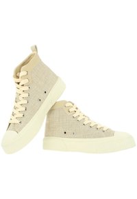 Beige Leinenschuhe im High-Top-Stil mit cremefarbener Gummisohle, runder Zehenpartie und Schnürdesign; ausgestattet mit metallischen Ösen und strukturiertem Stoff.