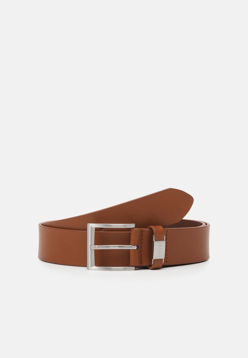 Ceinture en cuir marron avec une finition lisse, dotée d'une boucle à double broche en métal argenté et d'un accent logo près de la boucle.