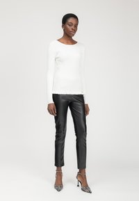 INFLUENCER RUCHED HEM - Strickpullover - milk