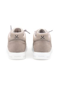 Sneaker in suede taupe con una texture liscia, suole bianche e un logo sul tallone. Presentano lacci elastici e un design minimalista.