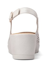 Sandali wedge chiari con design aperto sul retro, dotati di una tomaia texturizzata e di un tacco a piattaforma liscio e solido. Accentuati da una cinghia regolabile.