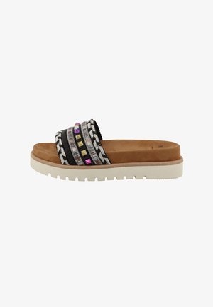 Sandalia negra tipo sandalia con tiras tejidas multicolores con detalles metálicos. Plantilla marrón suave y suela blanca estriada que ofrecen comodidad.