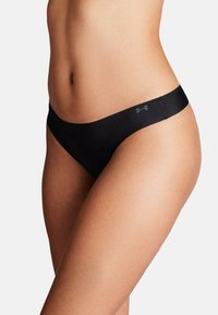 Perizoma nero realizzato in un materiale liscio ed elasticizzato. Presenta una vita larga e un marchio sottile sul lato. Design pulito e minimalista.