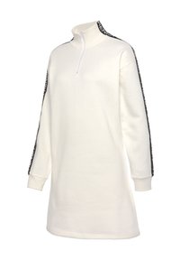 Weißes Sweatkleid mit Zip-Hals und langen Ärmeln. Schwarze Logo-Details entlang der Ärmel. Weiches Material mit lockerer Passform und gerippten Bündchen.
