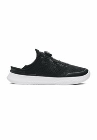 Sorte atletiske sko med en perforeret mesh-overdel, hvid sål og et drejemekanisme-fastgørselssystem. Slip-on design med en afrundet tå.