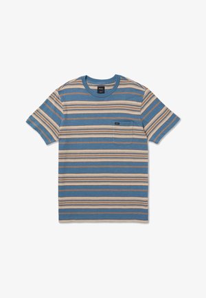 Camiseta de manga corta con rayas horizontales en azul, beige y marrón, que cuenta con un bolsillo en el pecho con una pequeña etiqueta negra de la marca.