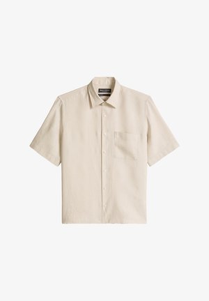 Beige korte mouw blouse met knopen, kraag en borstzak, plat weergegeven op een witte achtergrond.