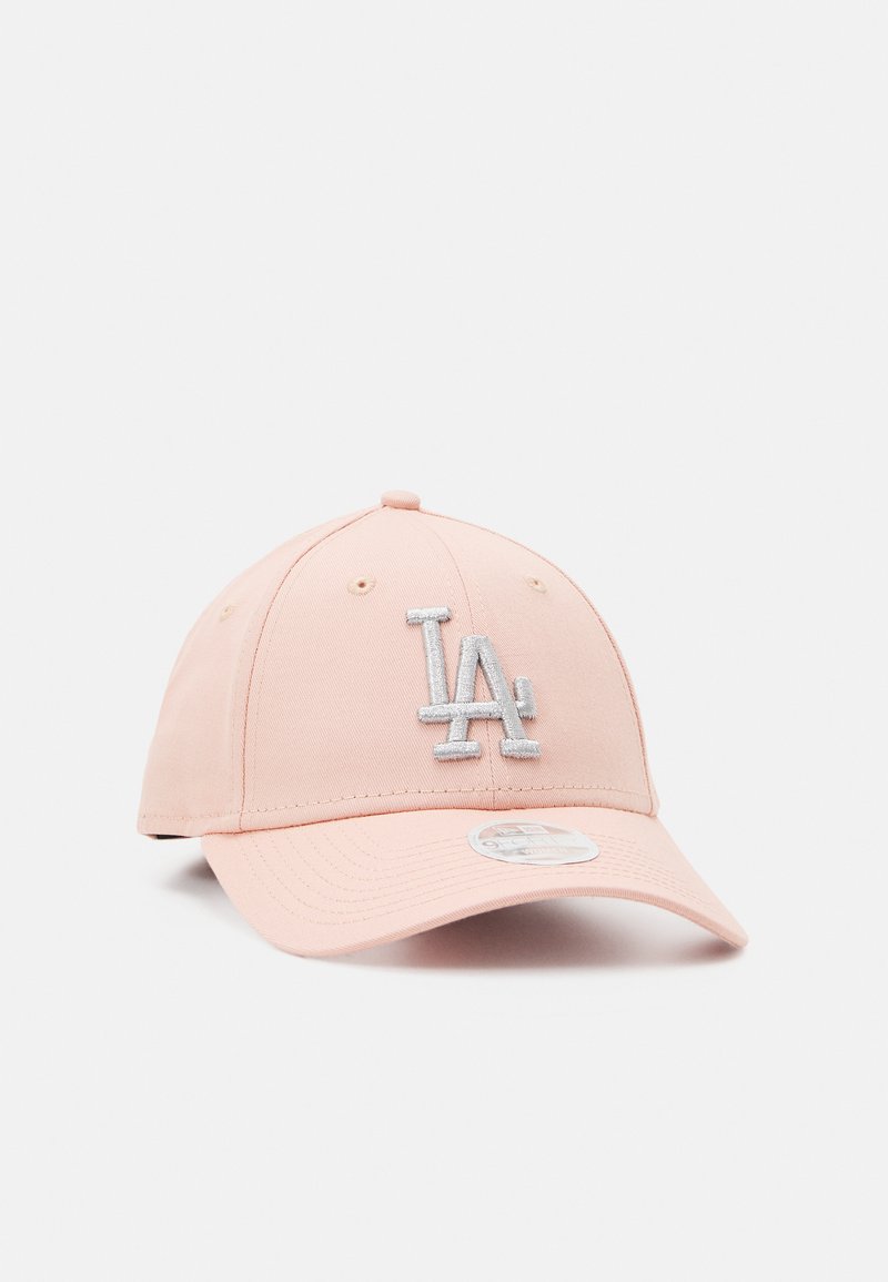 Rosa Baseball-Cap aus Stoff mit einem silbernen "LA"-Logo auf der Vorderseite, gebogenem Schild und Belüftungslöchern an den Seiten.