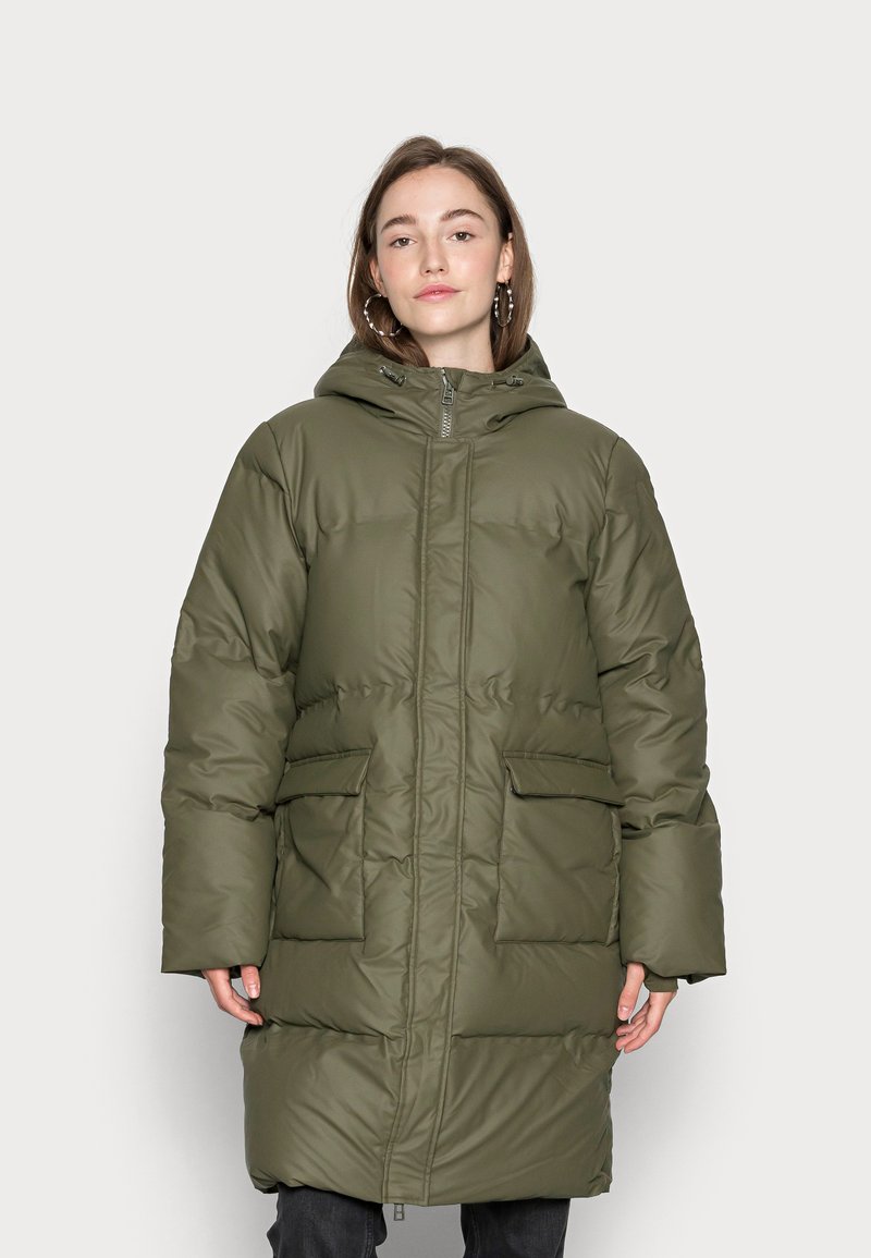 Piumino verde con cappuccio, realizzato in un materiale lucido. Presenta una chiusura con zip frontale, due tasche anteriori e un design di lunghezza media fino alla coscia.