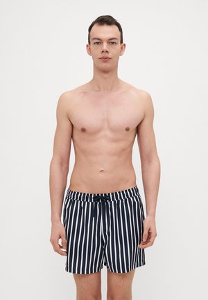 Marineblaue und weiße gestreifte Badehose mit elastischem Bund und Kordelzug. Der Stoff wirkt glatt und hat ein leichtes Design.