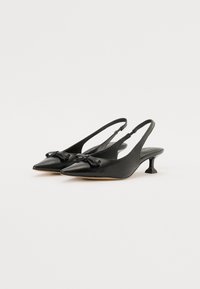 Črne slingback čevlje s koničastim nosom, gladkim usnjenim materialom, dekorativnim lokom spredaj in nizko, geometrijsko peto.