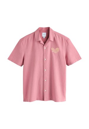Różowa koszula z krótkim rękawem, zapinana na guziki, z haftowanym wzorem brzoskwini na lewej piersi, rozłożystym kołnierzem i lekkim materiałem.