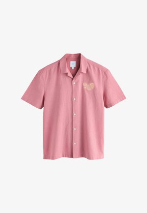 Różowa koszula z krótkim rękawem, zapinana na guziki, z haftowanym wzorem brzoskwini na lewej piersi, rozłożystym kołnierzem i lekkim materiałem.