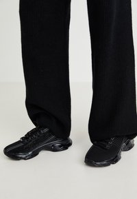 MAXILLA - Zapatillas - jet black