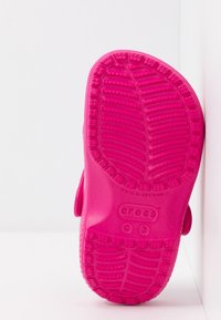 Crocs CLASSIC - Badsandal - candy pink