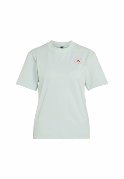 Hellblaues T-Shirt mit kurzen Ärmeln, Rundhalsausschnitt und kleinem roten runden Logo auf der oberen linken Brust.