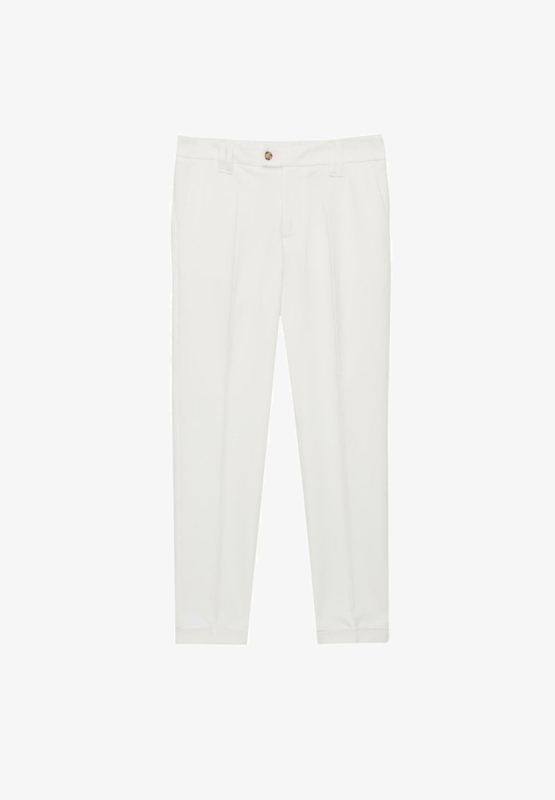 Białe spodni z przylegającym krojem, z pętelkami na pasek, z przodu zapinane na guzik i z kieszeniami bocznymi, wyeksponowane płasko na białym tle.