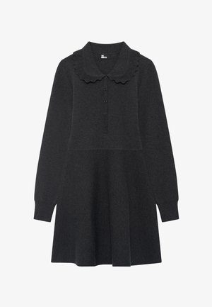 Robe en tricot à manches longues gris foncé avec un col échancré et une patte de boutonnage à cinq boutons sur le devant.