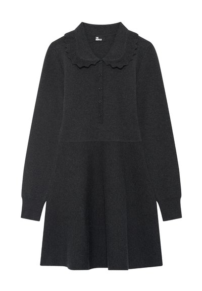 Abito a maglia grigio scuro con maniche lunghe, colletto a scallop e placket con cinque bottoni nella parte superiore anteriore.