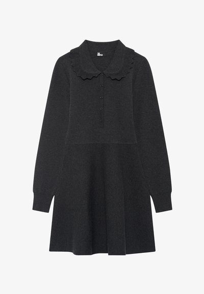 Abito a maglia grigio scuro con maniche lunghe, colletto a scallop e placket con cinque bottoni nella parte superiore anteriore.