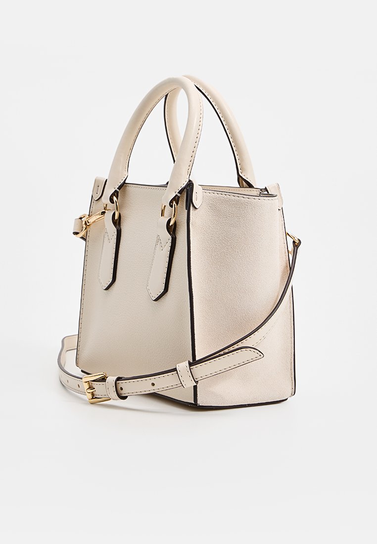 Beige Lederhandtasche mit strukturierter Form, goldenen Hardware-Akzenten, zwei Obergriffen und einem verstellbaren Schultergurt. Minimalistisches Design.